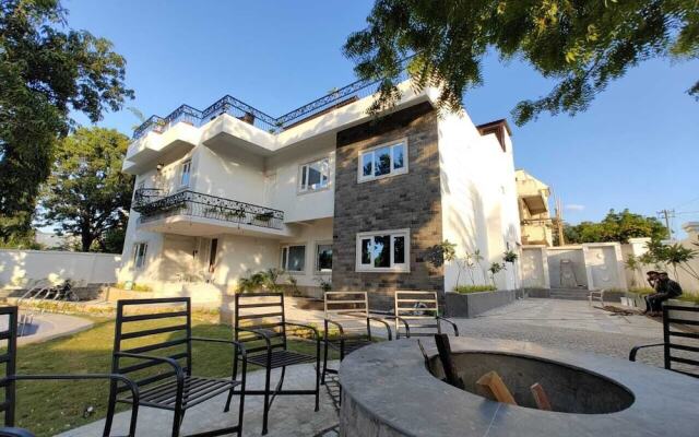 1 Amiras - A Luxury Villa