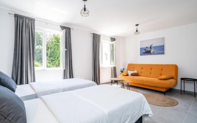 Beautiful Home in Molunat With Wifi and 8 Bedrooms