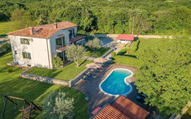 Beautiful Villa With Swimming Pool and Fenced Garden