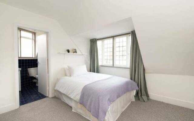 3 Bedroom House in Hampstead Village Sleeps 6