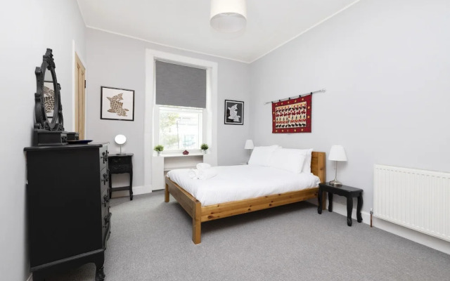 JOIVY Charming 1-Bed Ap Near Leith Links W/ Patio