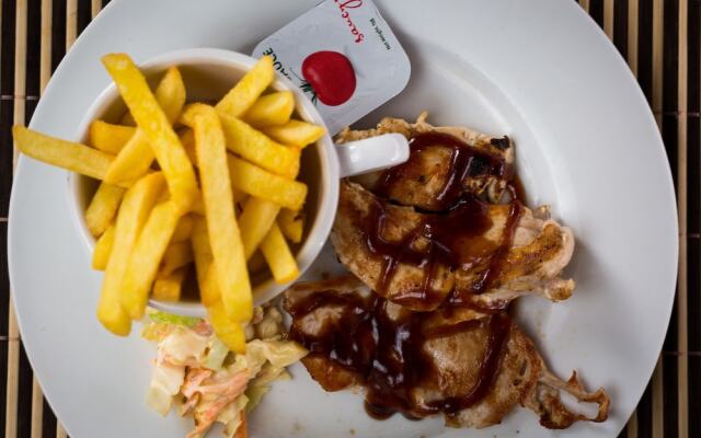 Funky Fish Beach & Surf Resort - Hostel