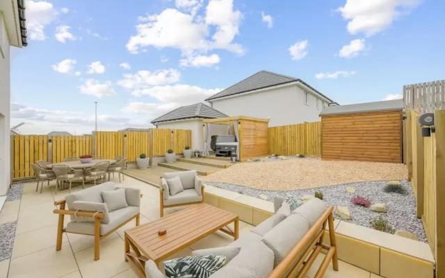 Stylish House in Perth-hot Tub-garden-sleeps 6