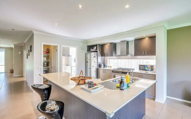 StayAU Spacious Stay Point Cook