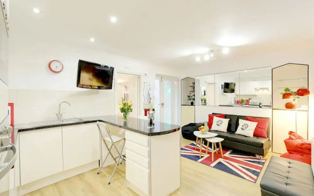 Brighton Getaways-Seaside Patio Apt