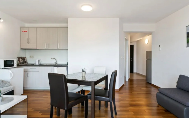 Delightful Apartment in Drvenik With Balcony