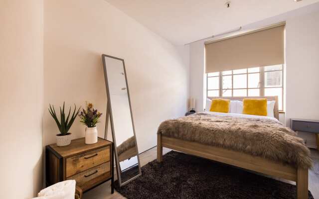Central Soho Warehouse Loft with Concierge