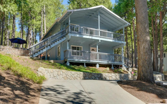 12 Mi to Apple Hill: Family-friendly Cabin Retreat