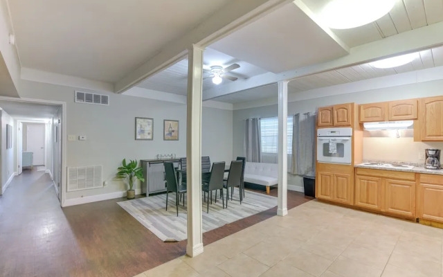 Walk to Beach: Galveston Vacation Rental!