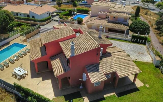 Villa Mikael - Free Wi-Fi - Aircon - Private Pool by bedzy