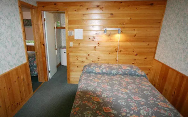 Spectacle Lake Lodge