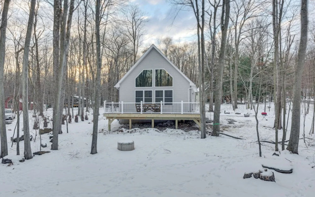 Hike & Ski: Pocono Lake Home w/ Community Perks!