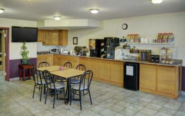 Lakeview Inn & Suites - Edson East