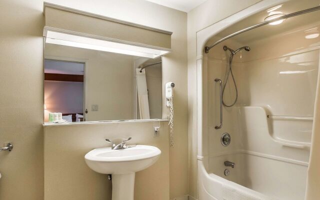 Quality Inn & Suites Garden of the Gulf