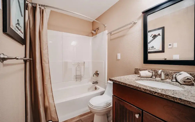 50SW - Wi-Fi - Fireplace - W/D - D/W - Sleeps 4