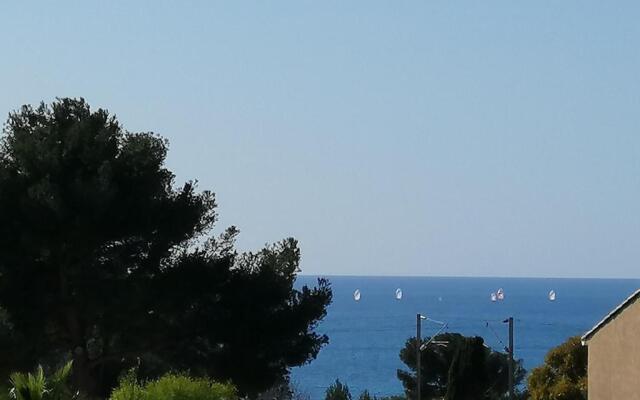 Sanary les gorguettes, studio avec terrasse vue mer