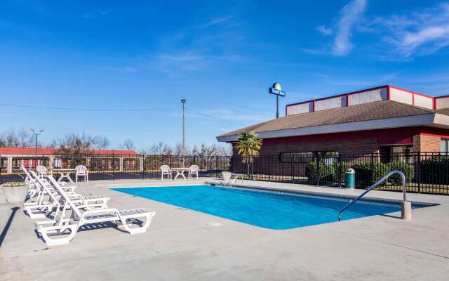 Econo Lodge Inn & Suites Conference Center