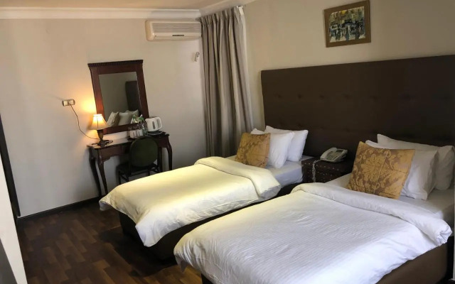 Gondola Hotel And Suites