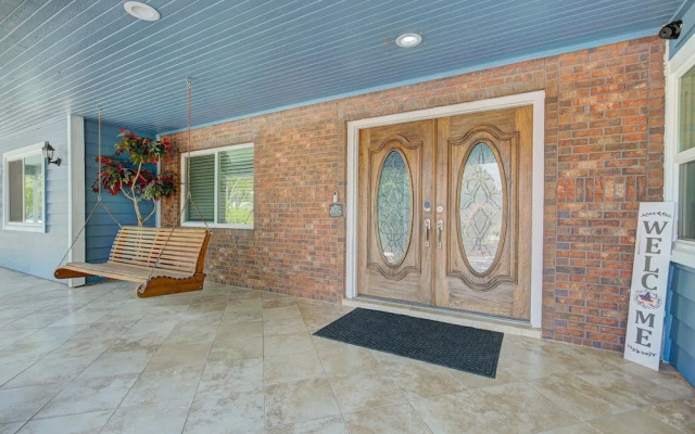 Spacious 4 3 Retreat- Heated Pool-playroom