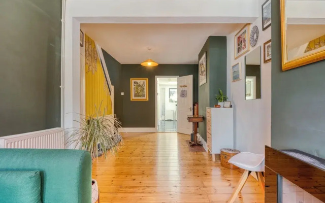 Stylish 2BD with Private Garden & Sauna
