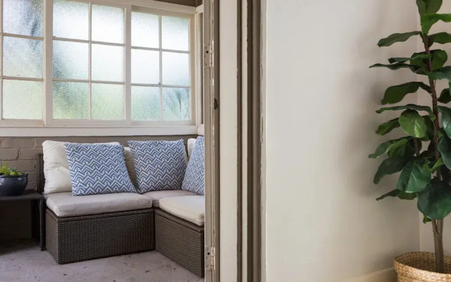 Chic Apartment With Sun Lounge Near Manly Beach