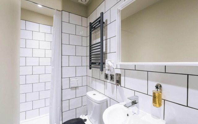 The Warwick by Aura Collection