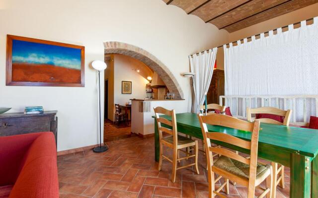 Boutique Cottage in Poggibonsi with Pool