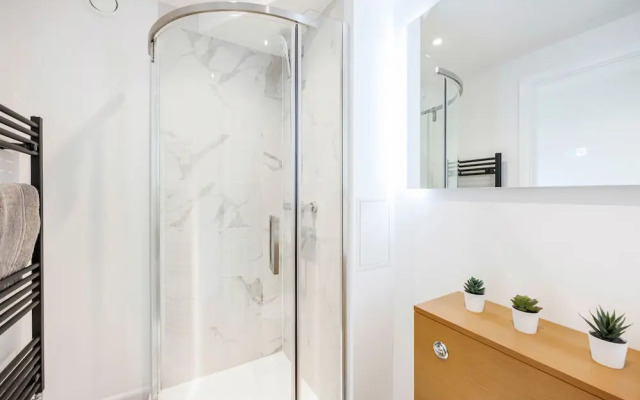 Modern 2 bed Flat in Town Centre - Free Wifi