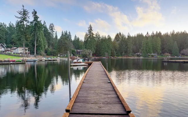 Lake-view Woodinville Retreat w/ Hot Tub + Theater