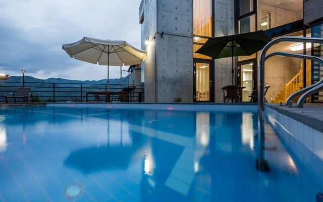 Asamo poolvilla