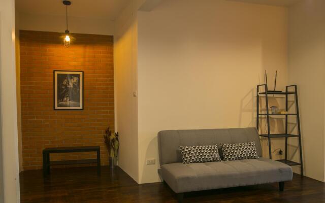 Chedi View Hostel & Rooftop Bar