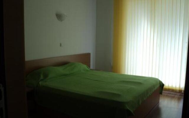 Meni Apartments and Guest Rooms
