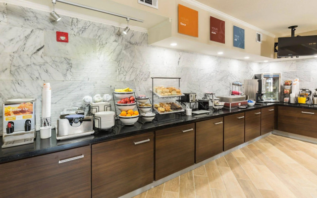 Econo Lodge Inn & Suites East