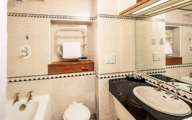 Mercure York Fairfield Manor Hotel