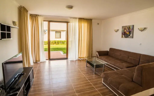 Villas in Complex Trakiyskiy Bryag