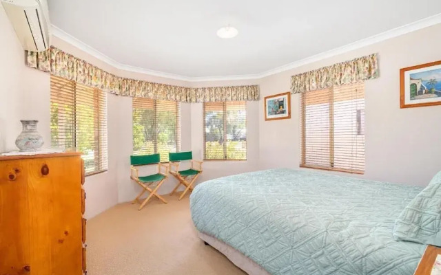 Hidden Gem Getaway in Dunsboroughs Heart