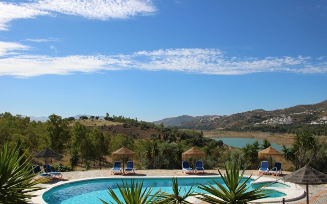 Serene Retreat in Lake Vinuela With Breathtaking Views