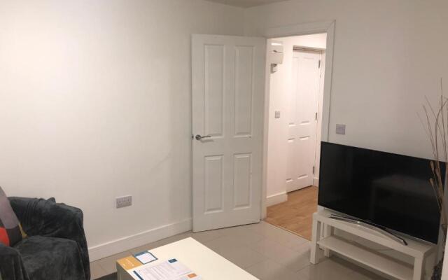 2nd Floor Town Centre Apt with FREE Parking