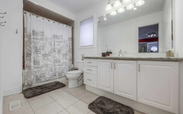 Luxury Retreat Modern Spacious 4 Bedroom Home