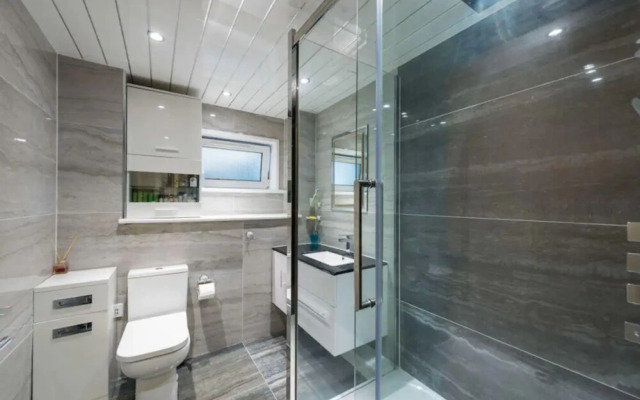 Elegant 4 Bedroom Maisonette Near Wardie Bay