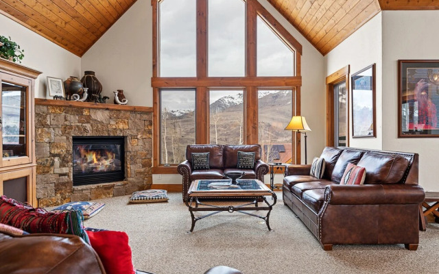 Russell Home by Avantstay Expansive Deck, Stunning Views & Hot Tub!