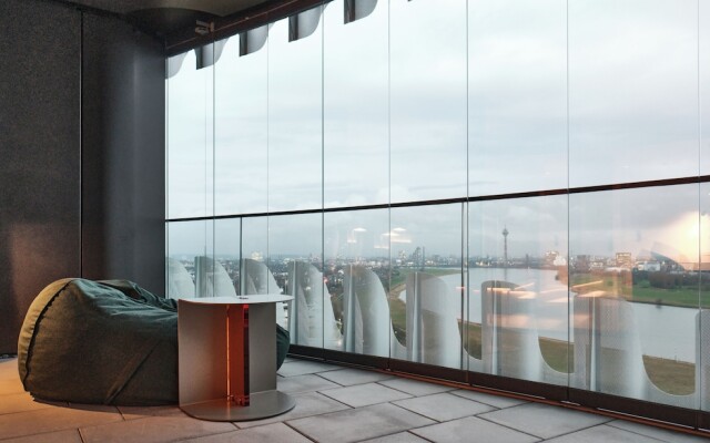 The Zipper Hotel & Apartments