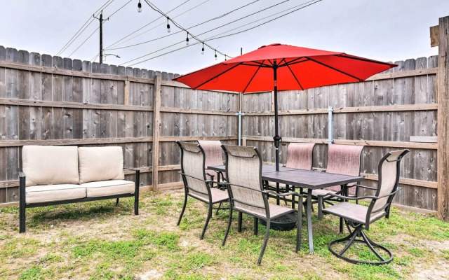 Cozy Galveston Apartment - Walk to Beach & Dining
