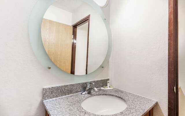 Super 8 by Wyndham Sterling Heights/Detroit Area