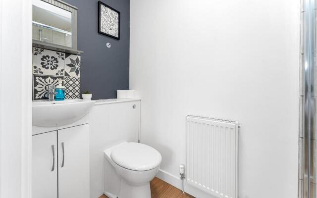 Cheerful Stays - Livingston - 4 Bedroom 3 Bath home