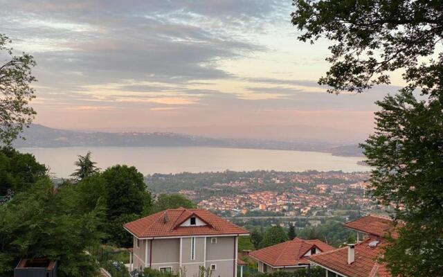Sapancada Göl Manzarali Özel Havuzlu 3+1 Vi̇lla