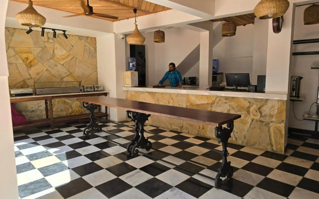 Dhow Palace Hotel