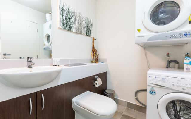 Cosy Two Bedroom in CBD with Pool