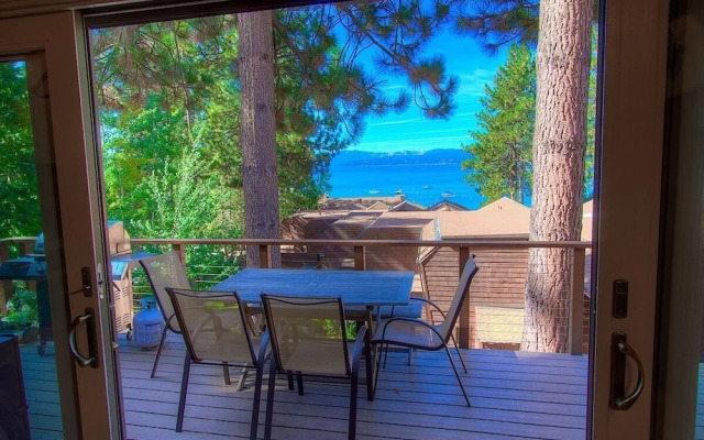 Chipmunk's Paradise 3 Bedroom Condo by RedAwning