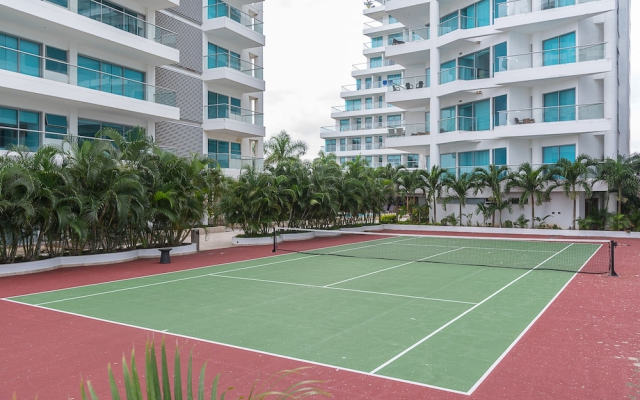 Deluxe Condo W Amenities & Beach